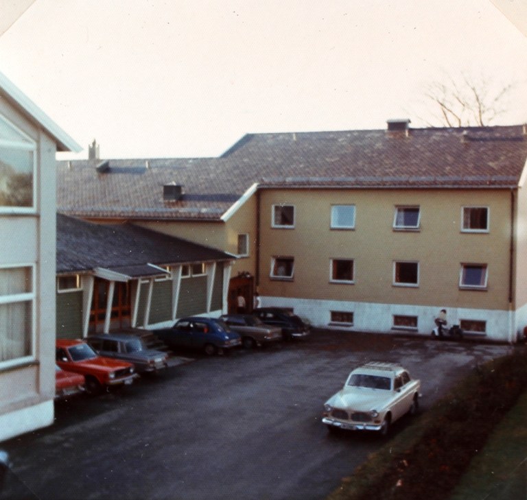 48. Parkeringsproblem i tunet_ 1976.  Foto_ Marit Sæbø_Randi Lønne.jpg