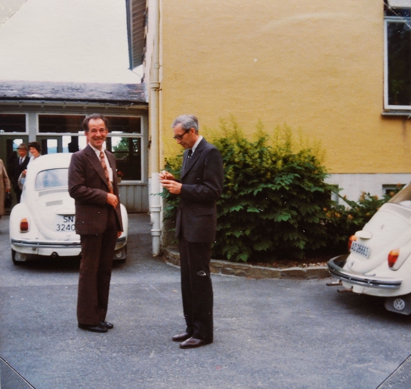 49. Kvit VW Boble var populær i 1976. Hagebrukslærar Jørgen Øydvin og rektor Martin Skadsheim. Foto_ Marit Sæbø_Randi Lønne.jpg