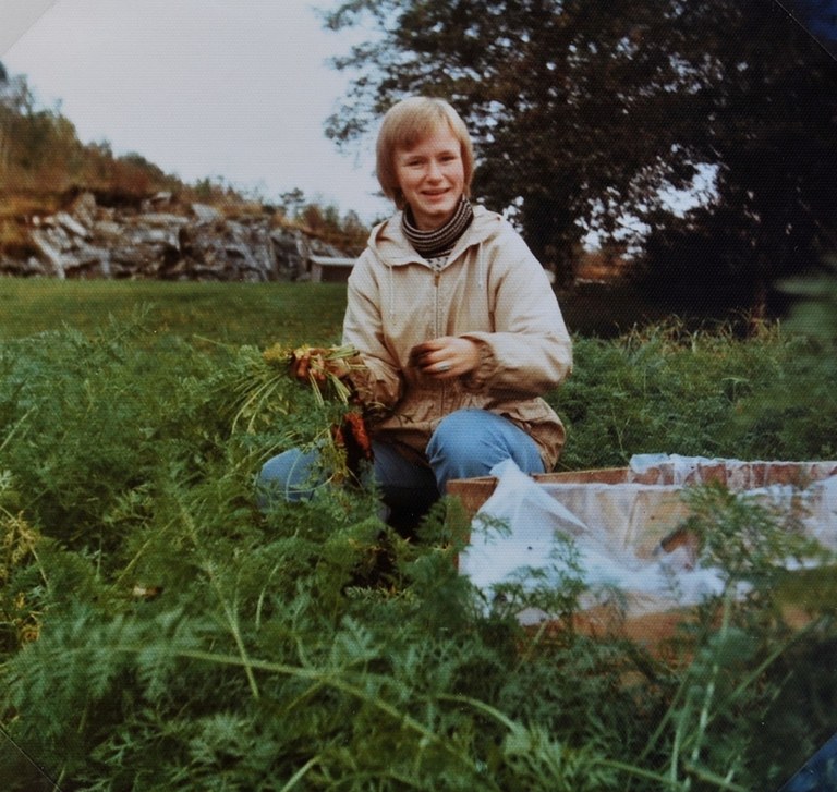 Kopi av 46. Marit Sæbø plukker gulrot med godt humør_ og i tidsriktig arva anorakk.1976 Foto Randi Lønne.jpg