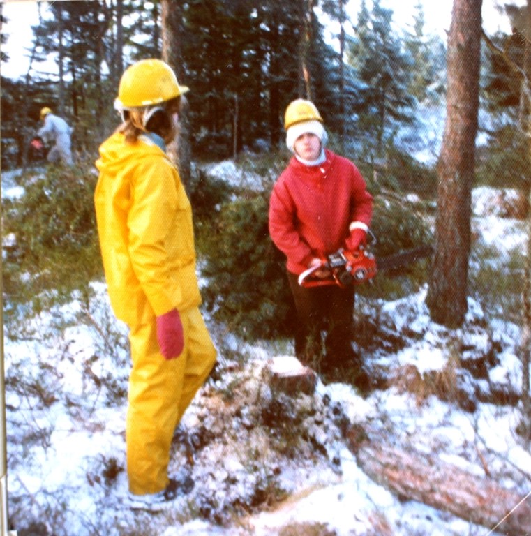 Skogsarbeid 1976. Fra venstre_ Gerd Åsta Kaldheim og Betty Beate Tvedt. Foto_ Marit Sæbø_Randi Lønne.jpg